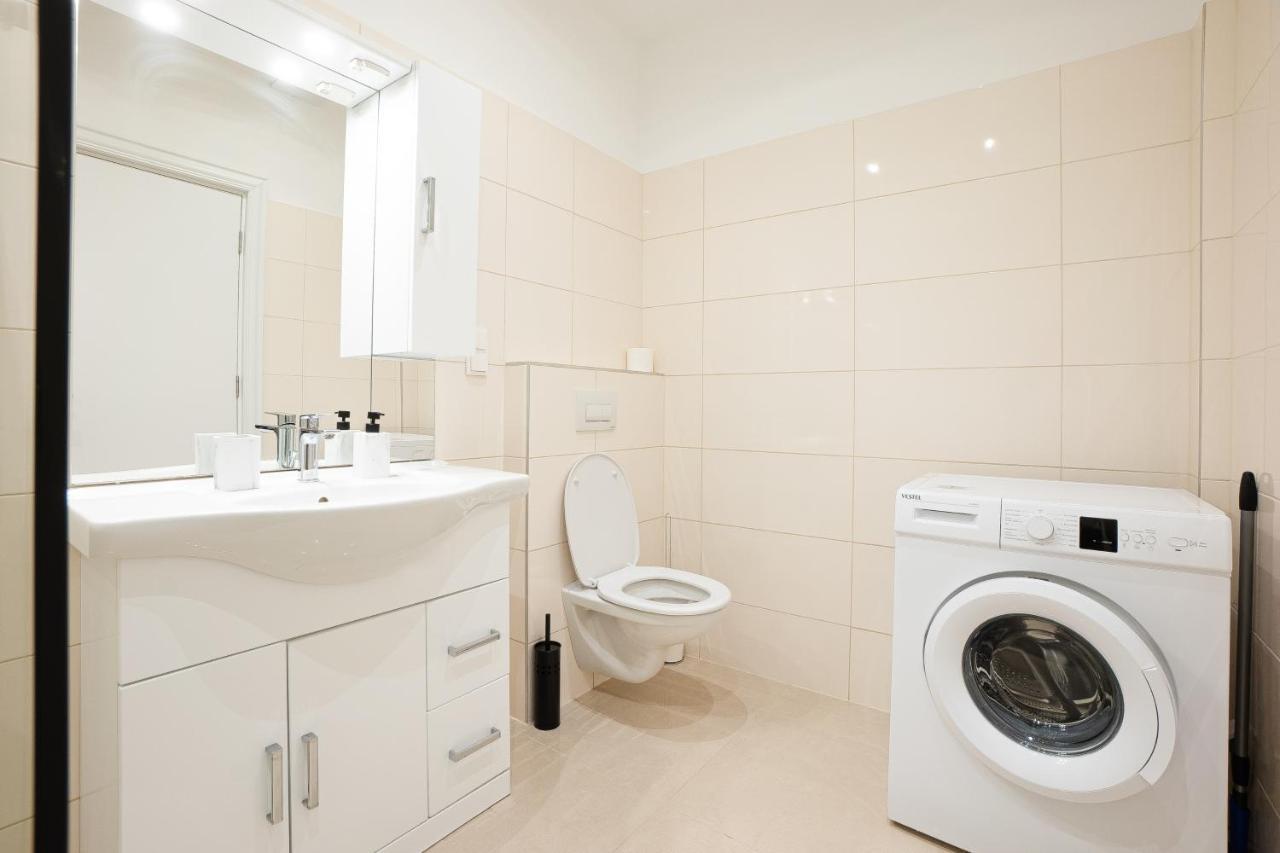 Apartment In The Central Area. 5 Minute'S Walk To The Danube. Wina Bagian luar foto