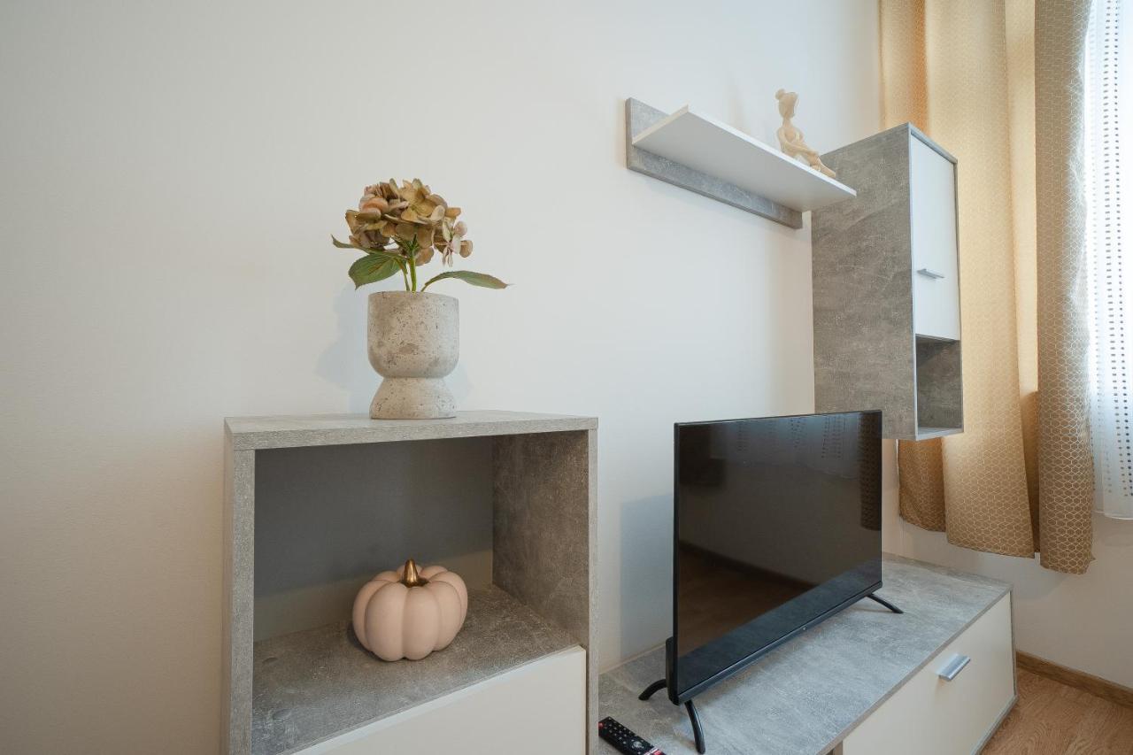Apartment In The Central Area. 5 Minute'S Walk To The Danube. Wina Bagian luar foto