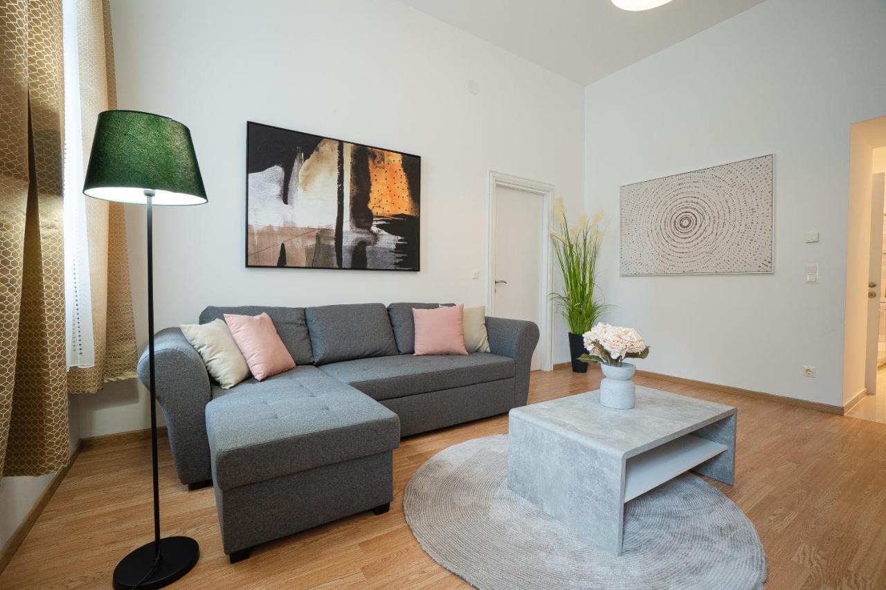 Apartment In The Central Area. 5 Minute'S Walk To The Danube. Wina Bagian luar foto
