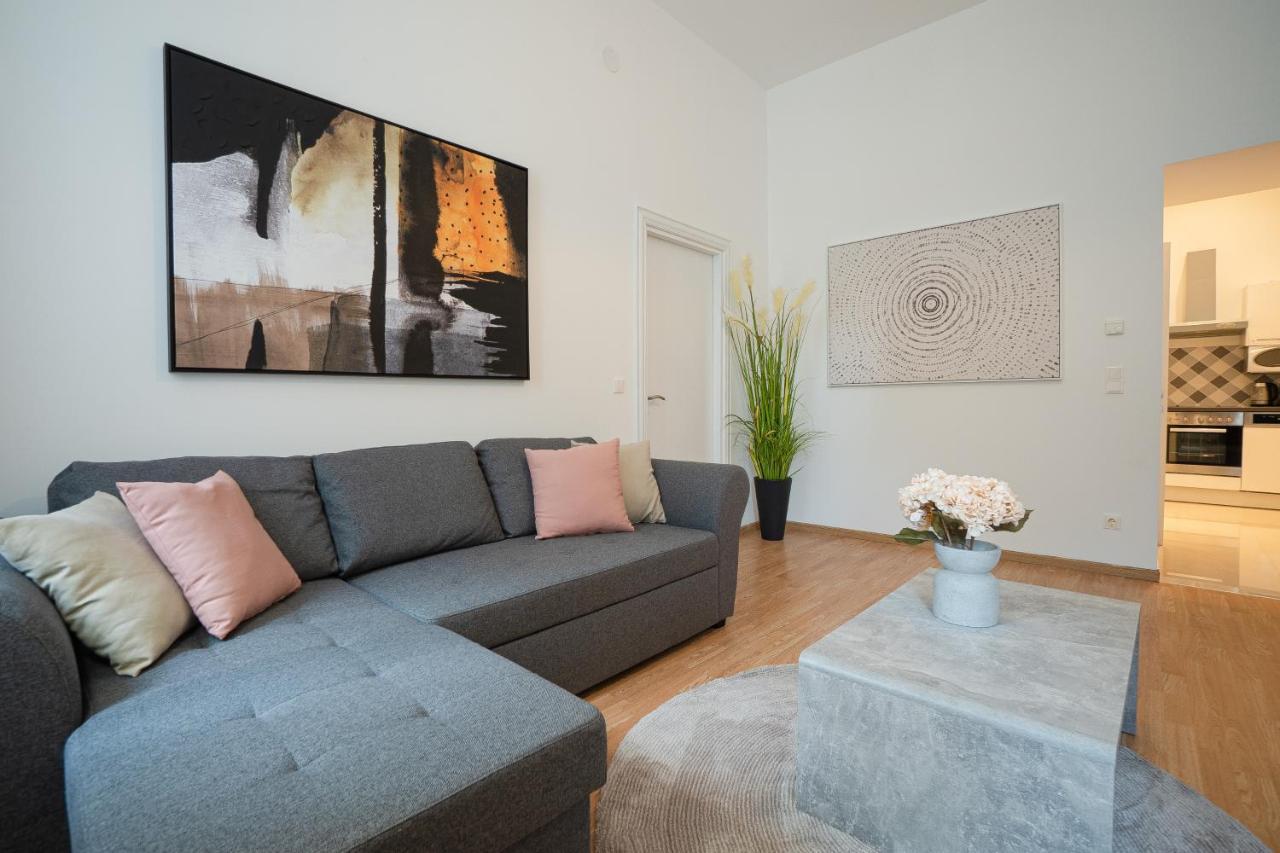 Apartment In The Central Area. 5 Minute'S Walk To The Danube. Wina Bagian luar foto