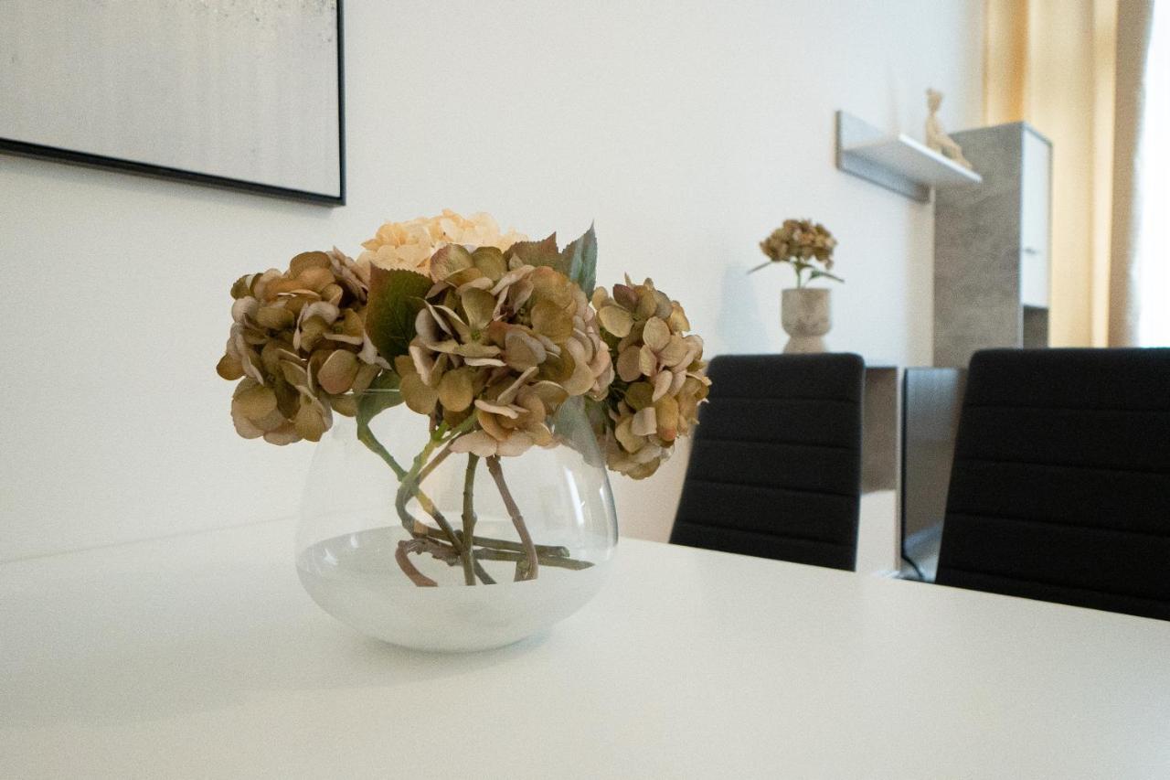 Apartment In The Central Area. 5 Minute'S Walk To The Danube. Wina Bagian luar foto